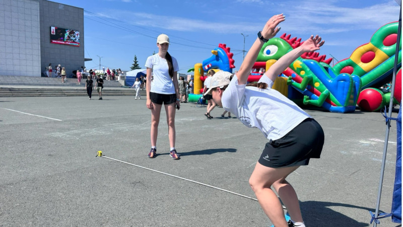Сегодня на площади ДК им.Захарова прием нормативов ВФСК «ГТО» осуществлял центр тестирования ГТО Каслинского муниципального района.