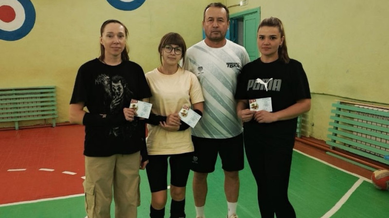 В Тюбукском сельском поселение вручили знаки ВФСК «ГТО» женской команде по волейболу.